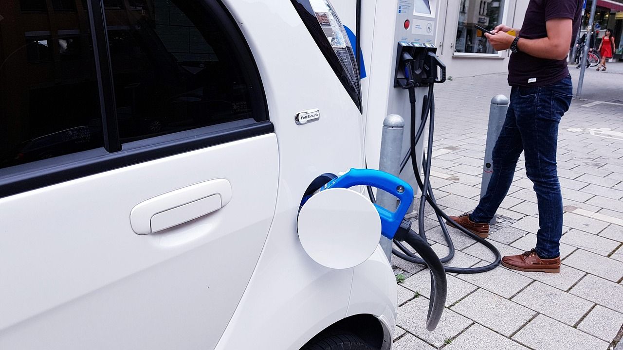 Jak działa home charging? Prosty przewodnik dla właścicieli samochodów elektrycznych