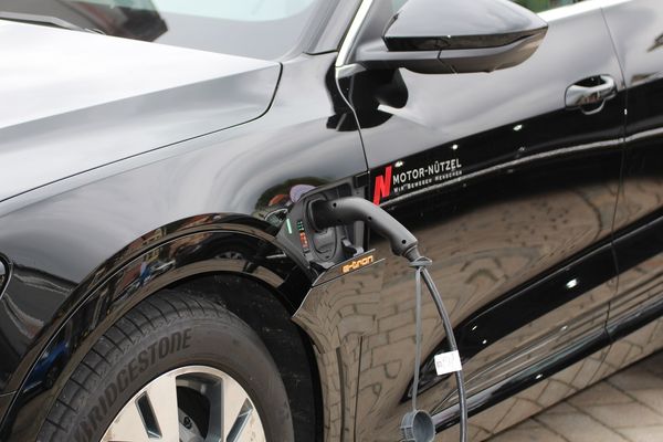 Niezawodne akcesoria dla właścicieli samochodów elektrycznych i hybrydowych plug-in